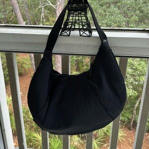 Beautiful NWOT lululemon “Crescent” Shoulder  Bag.